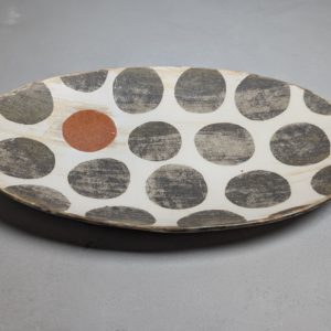 Ovaalne alus punase täpiga