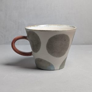 Tass suurte täppidega