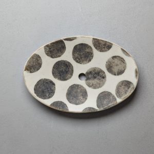 Ovaalne seebialus suurte täppidega